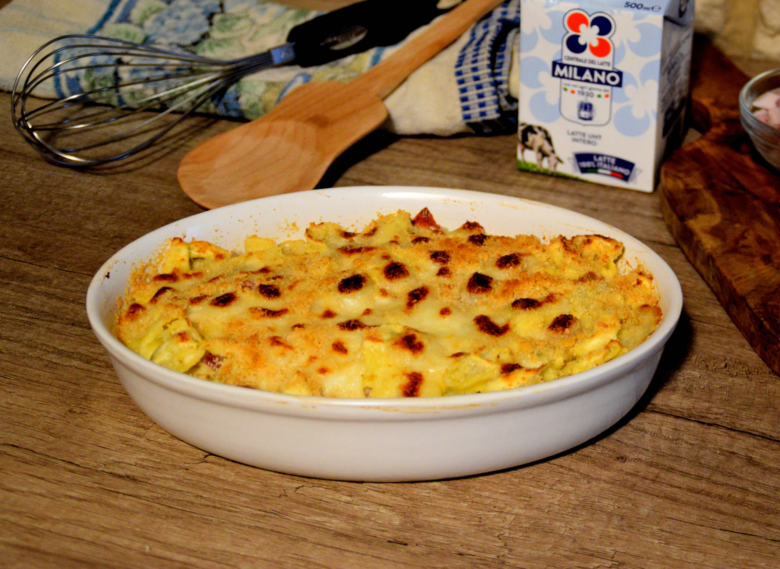 Tortellini al forno con besciamella e prosciutto cotto
