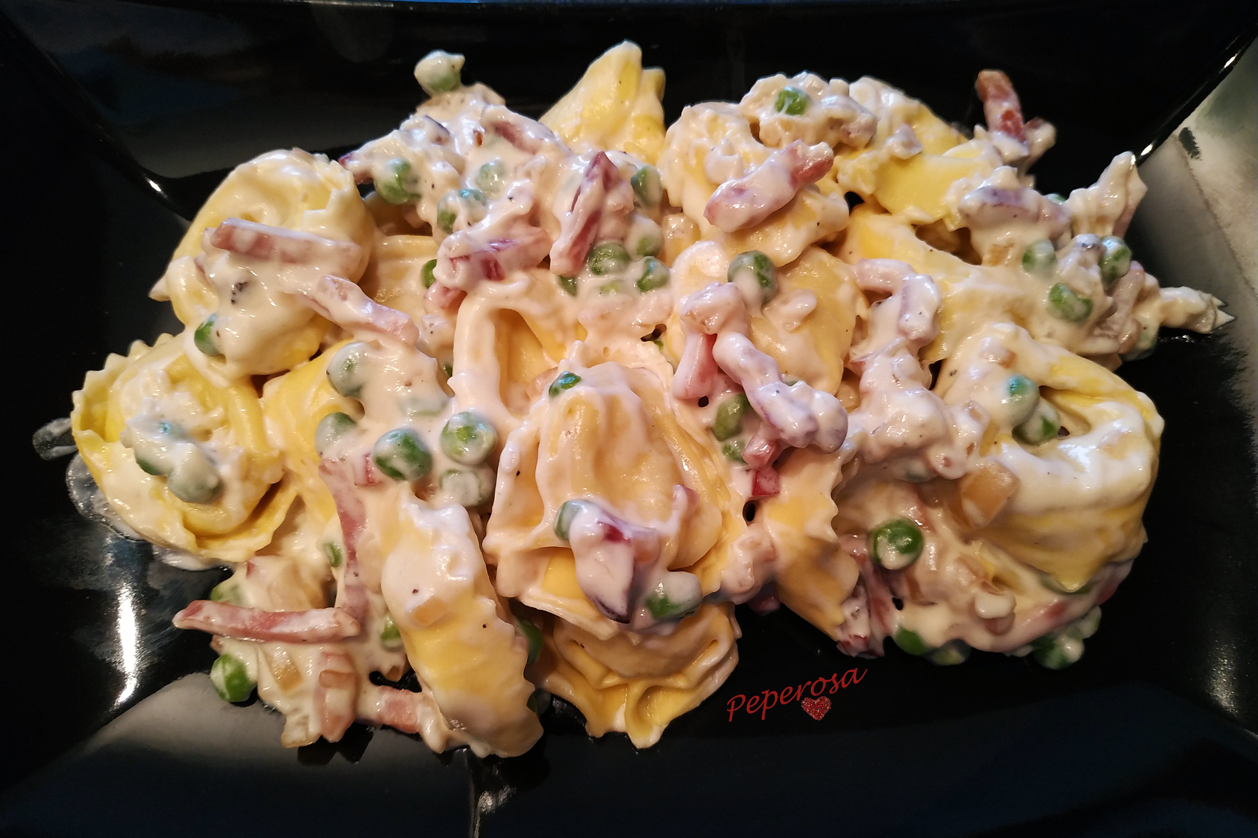 Tortellini con mascarpone,speck e piselli