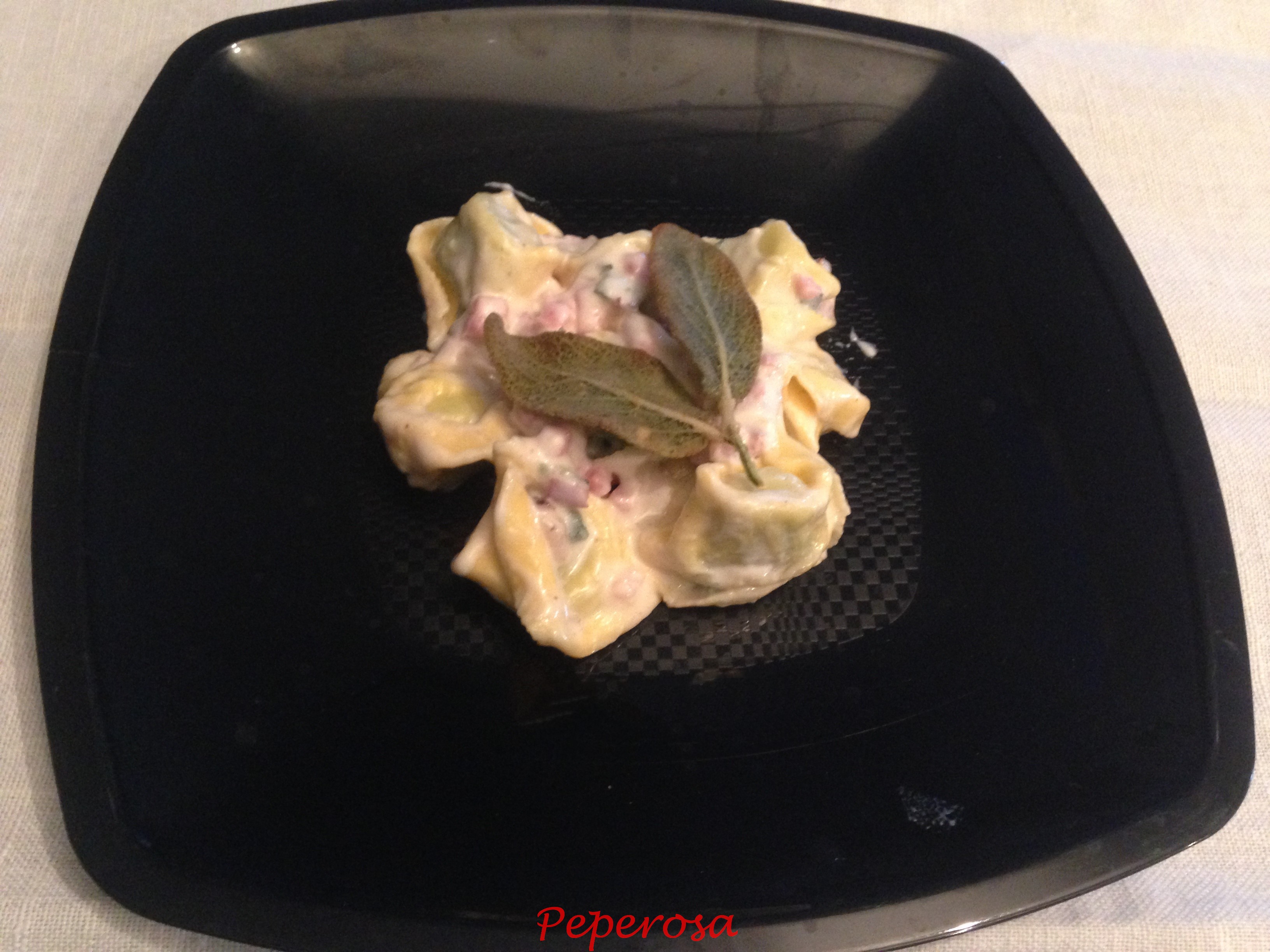 Tortellini con panna alla salvia e speck