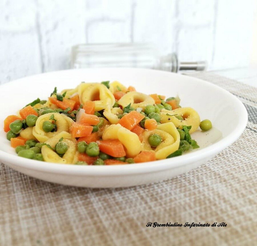 Tortellini con piselli e carote