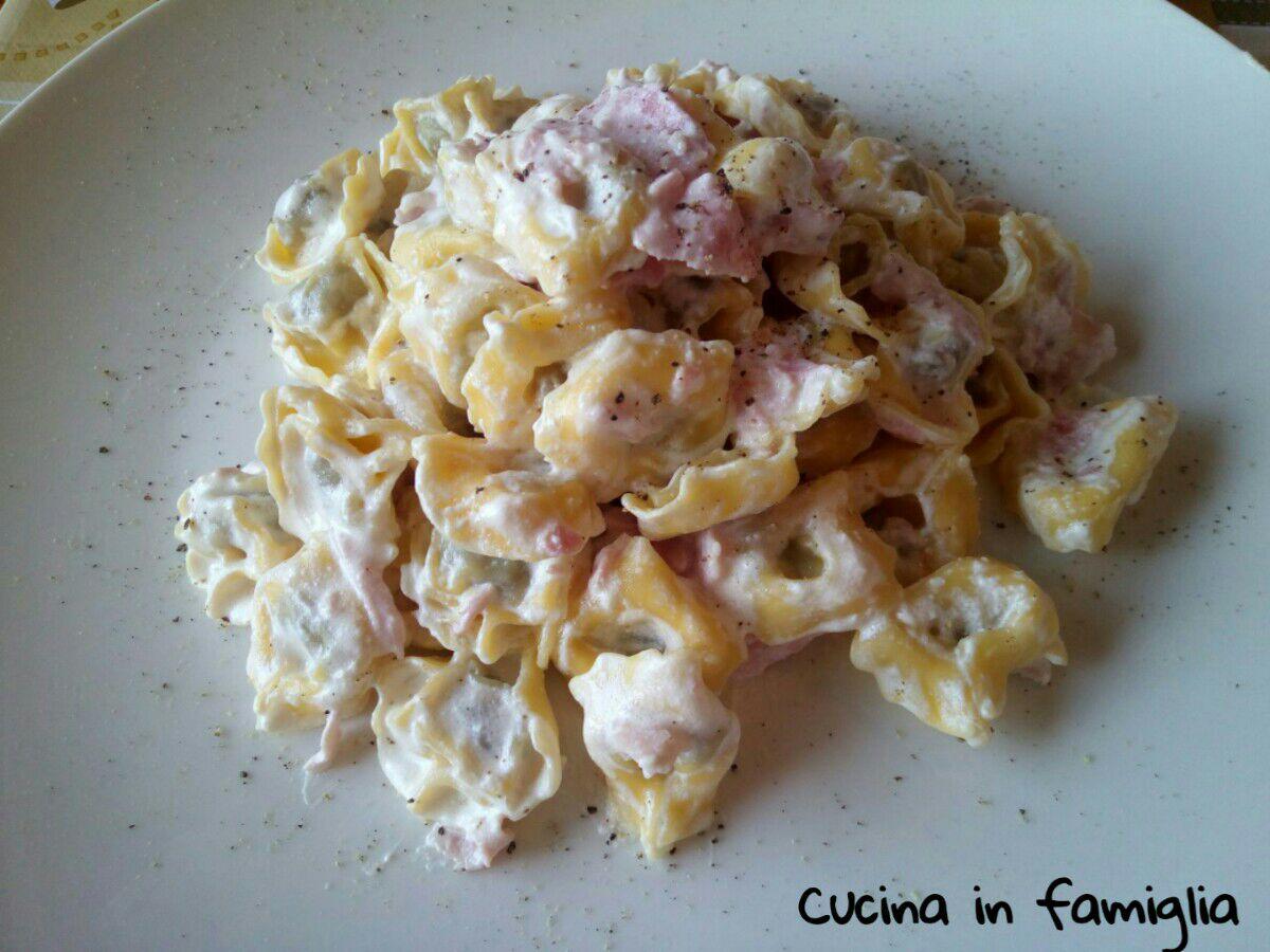 Tortellini con prosciutto e panna