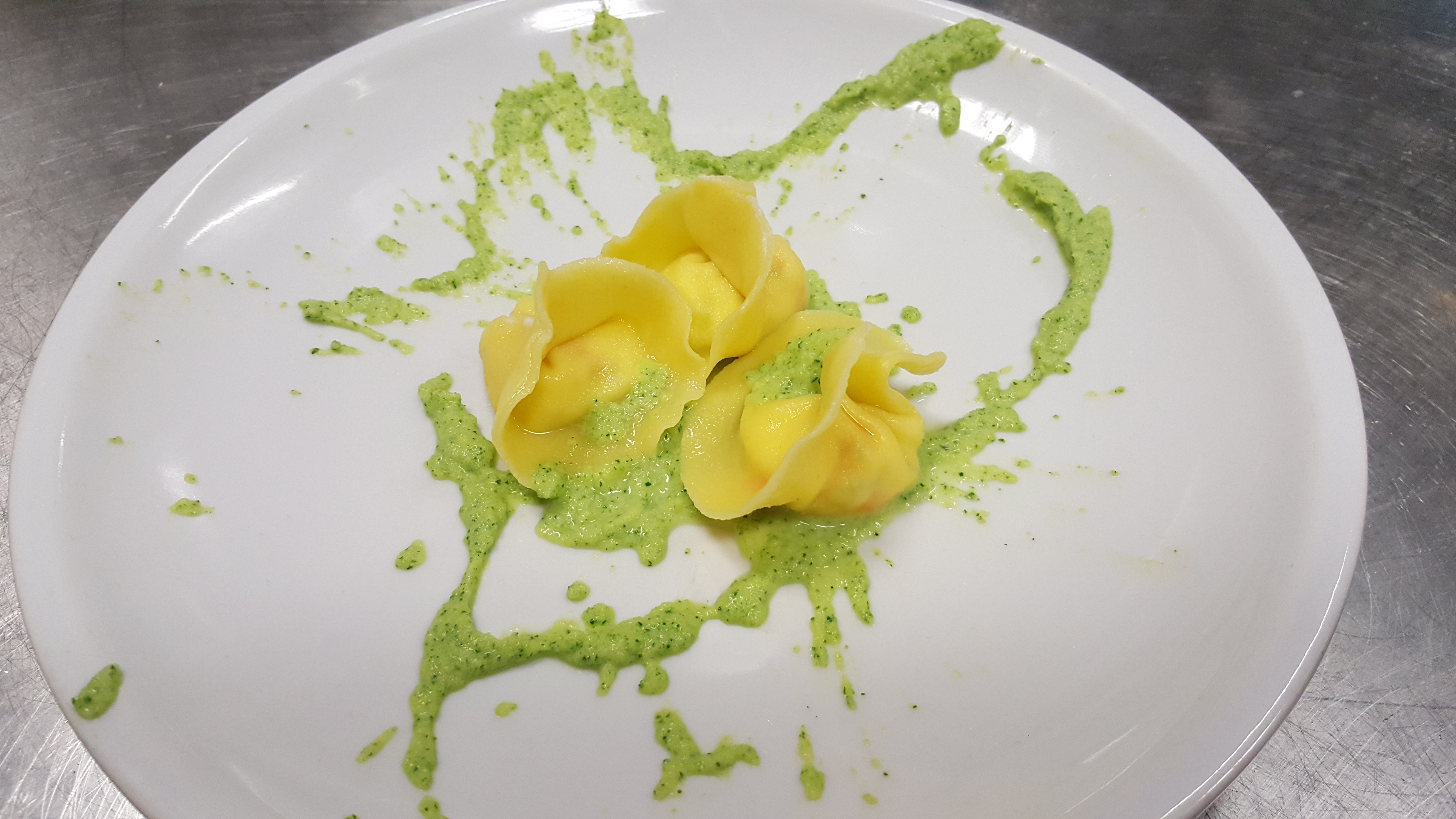 Tortellini con ricotta e fiori di zucca