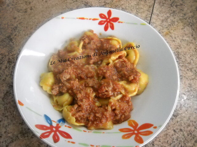 TORTELLINI DI CARNE AL RAGU’