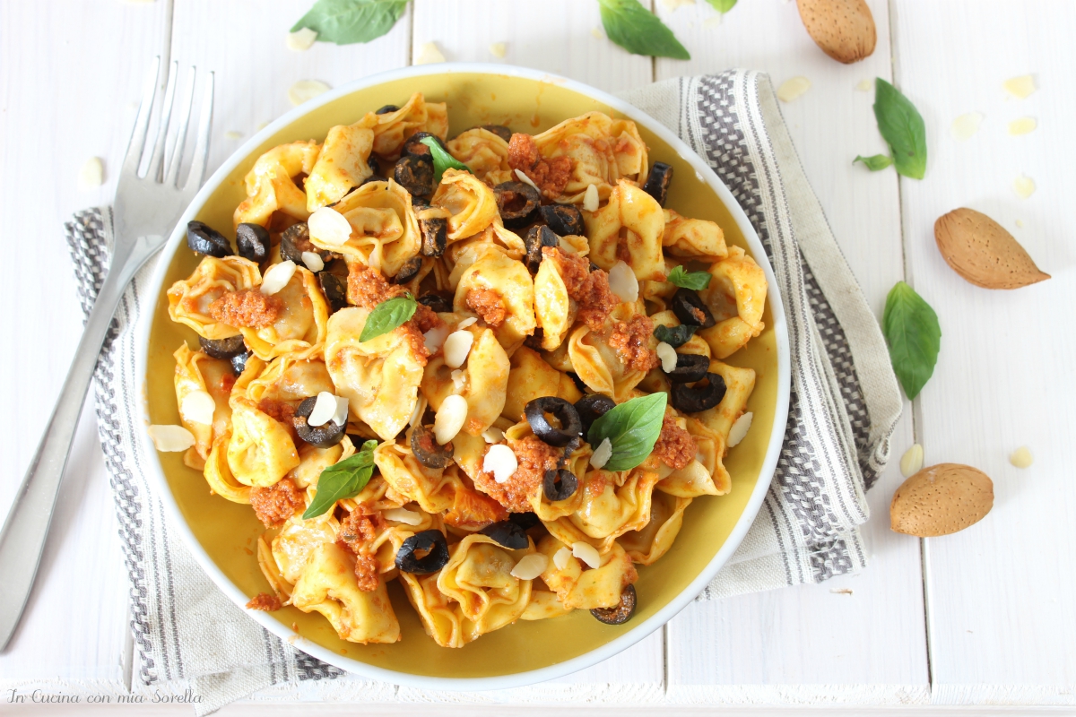 Tortellini freddi alle olive e pesto rosso
