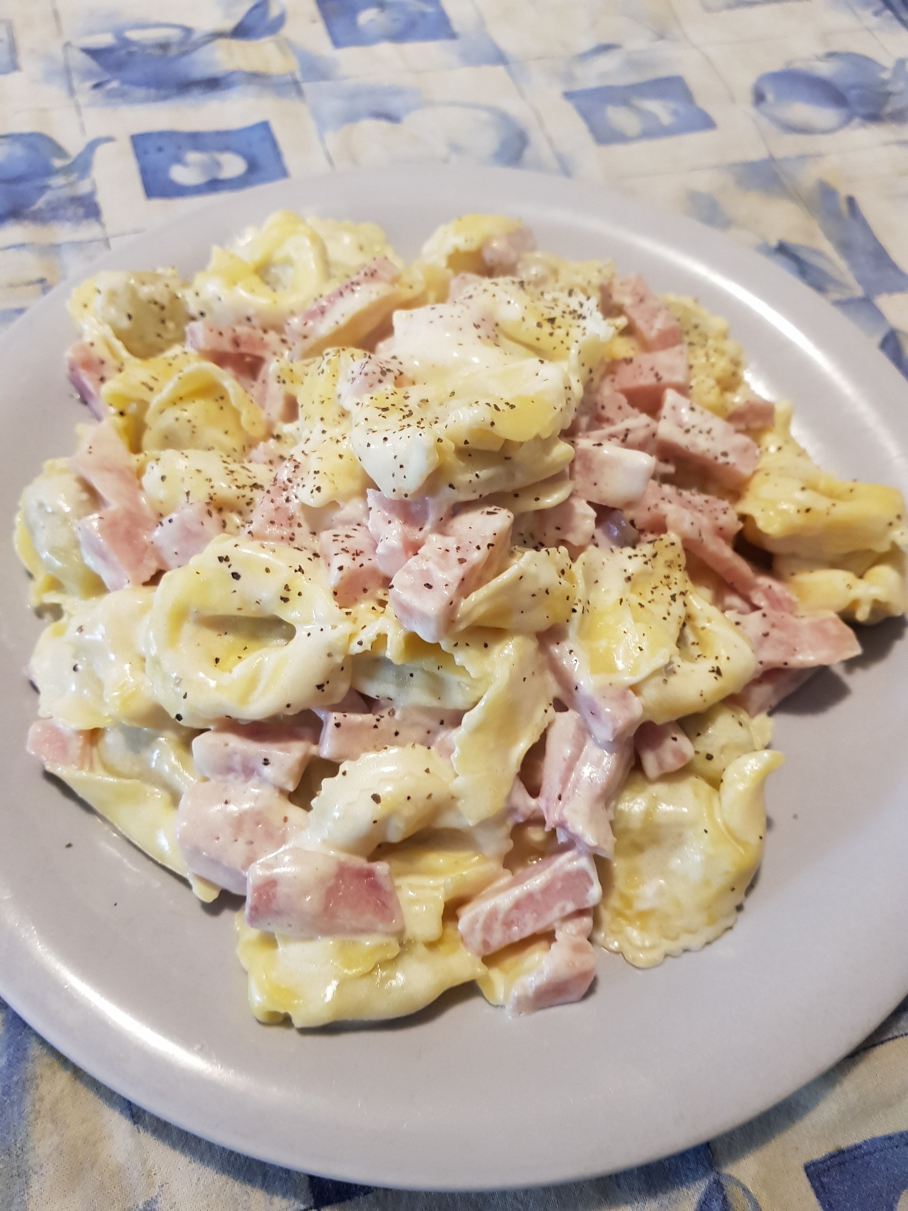 Tortellini panna e prosciutto