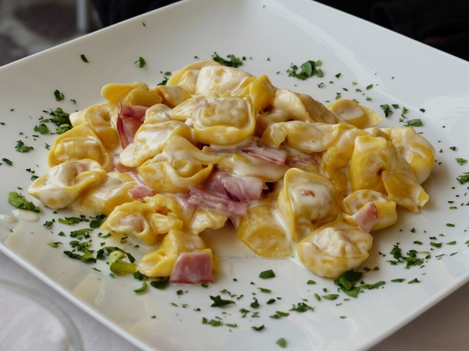 Tortellini panna e prosciutto