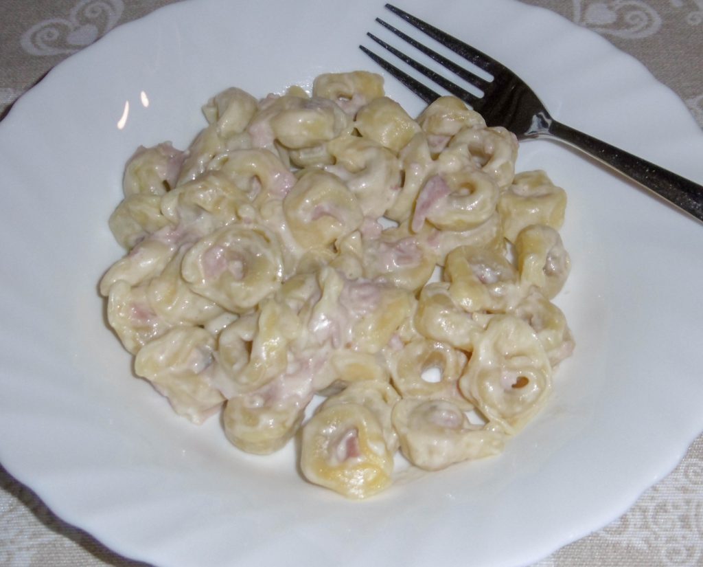 Tortellini panna e prosciutto