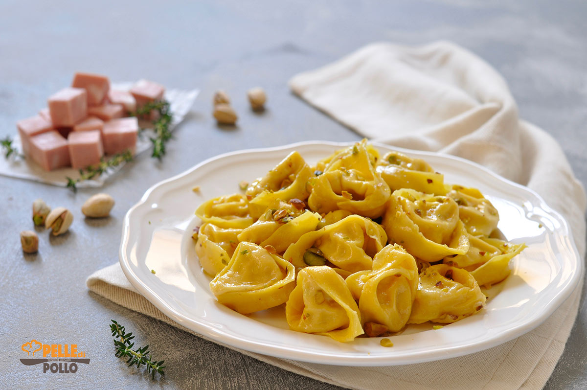 Tortelloni alla mortadella con ricotta e pistacchi