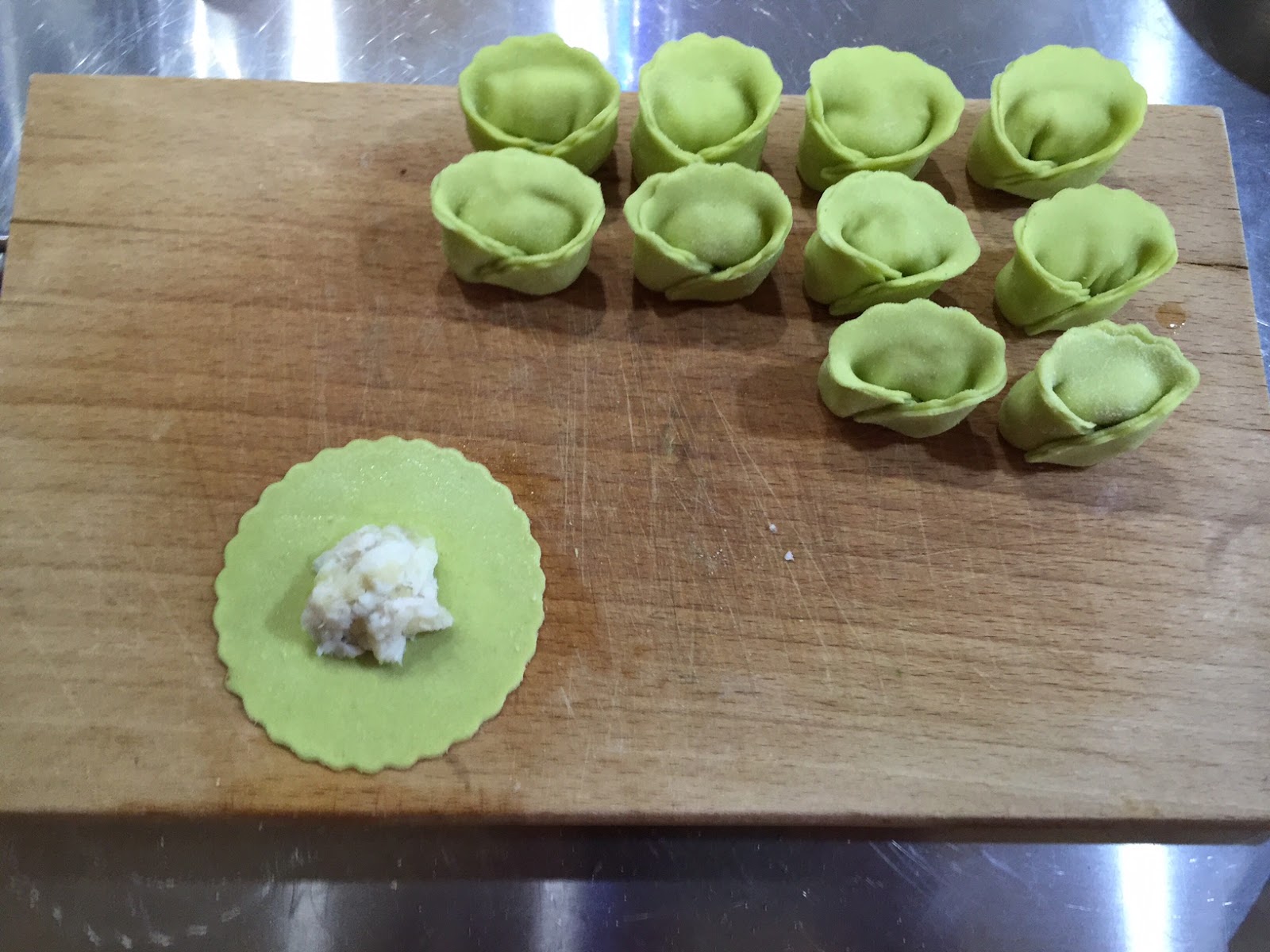 Tortelloni alle fave ripieni di cernia, su vellutata di patate alla curcuma e pomodoro all’aglio – oggi cucina…emanuele