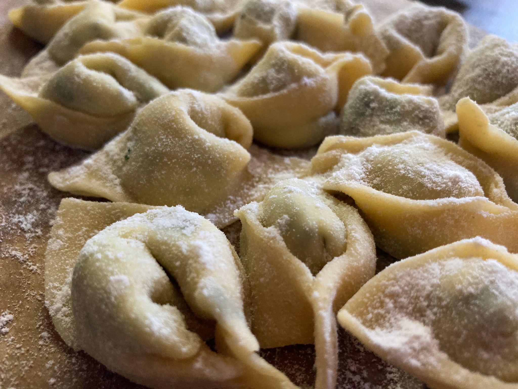 Tortelloni fatti in casa con pasta fresca