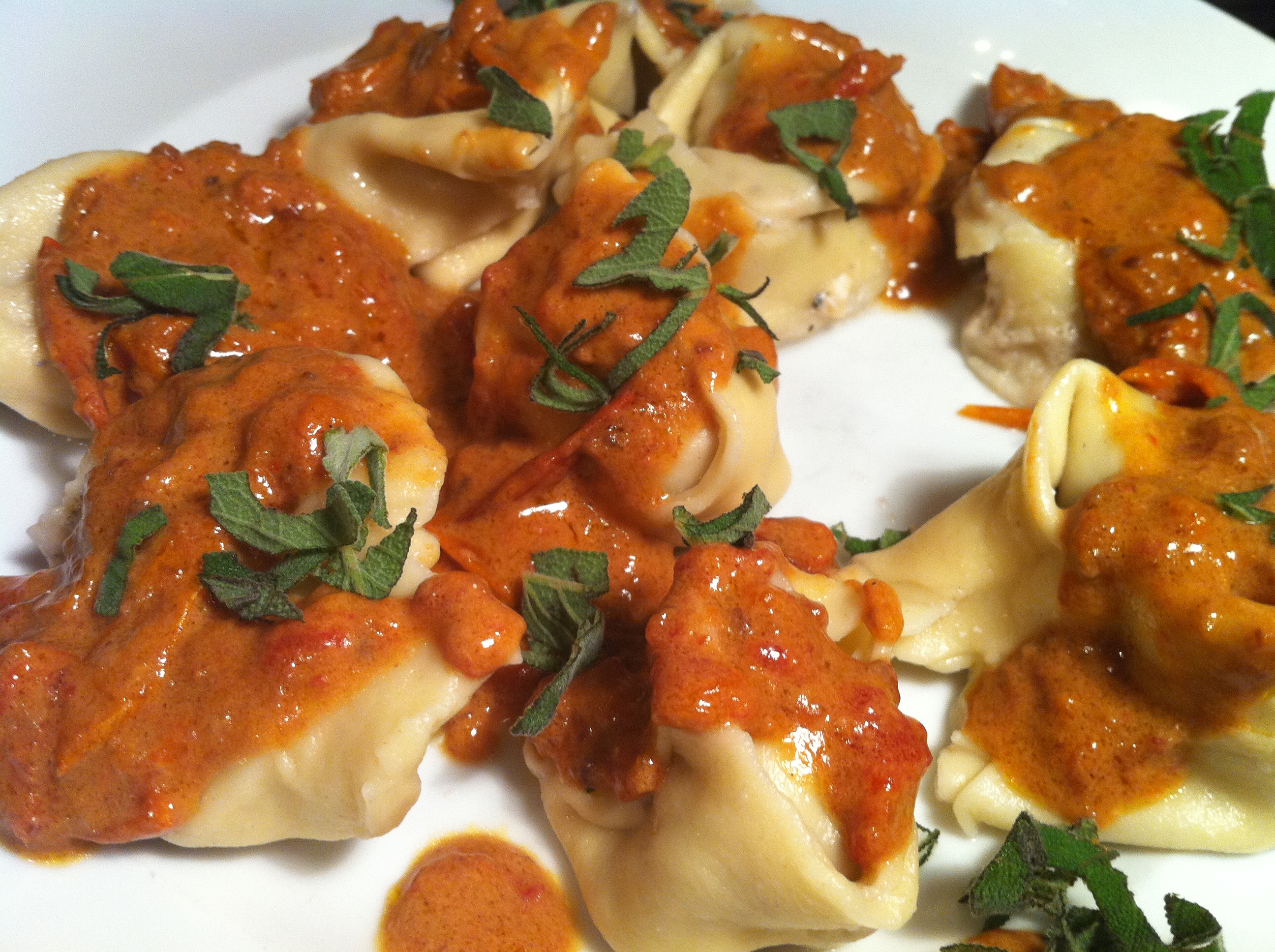 Tortelloni gorgonzola e noci con delicato sughetto