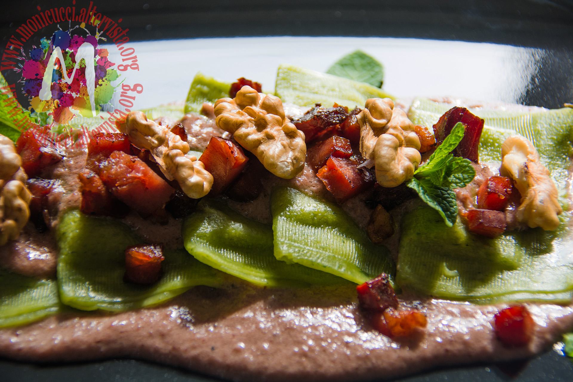 Tortelloni verdi al radicchio con pesto di radicchio rosso, noci e speck