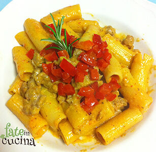 Tortiglioni alla crema di peperoni e salsiccia