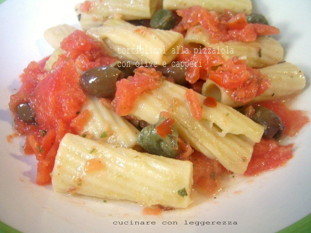 Tortiglioni alla pizzaiola con olive e capperi
