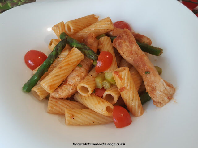 Tortiglioni con asparagi, tacchino e pomodoro