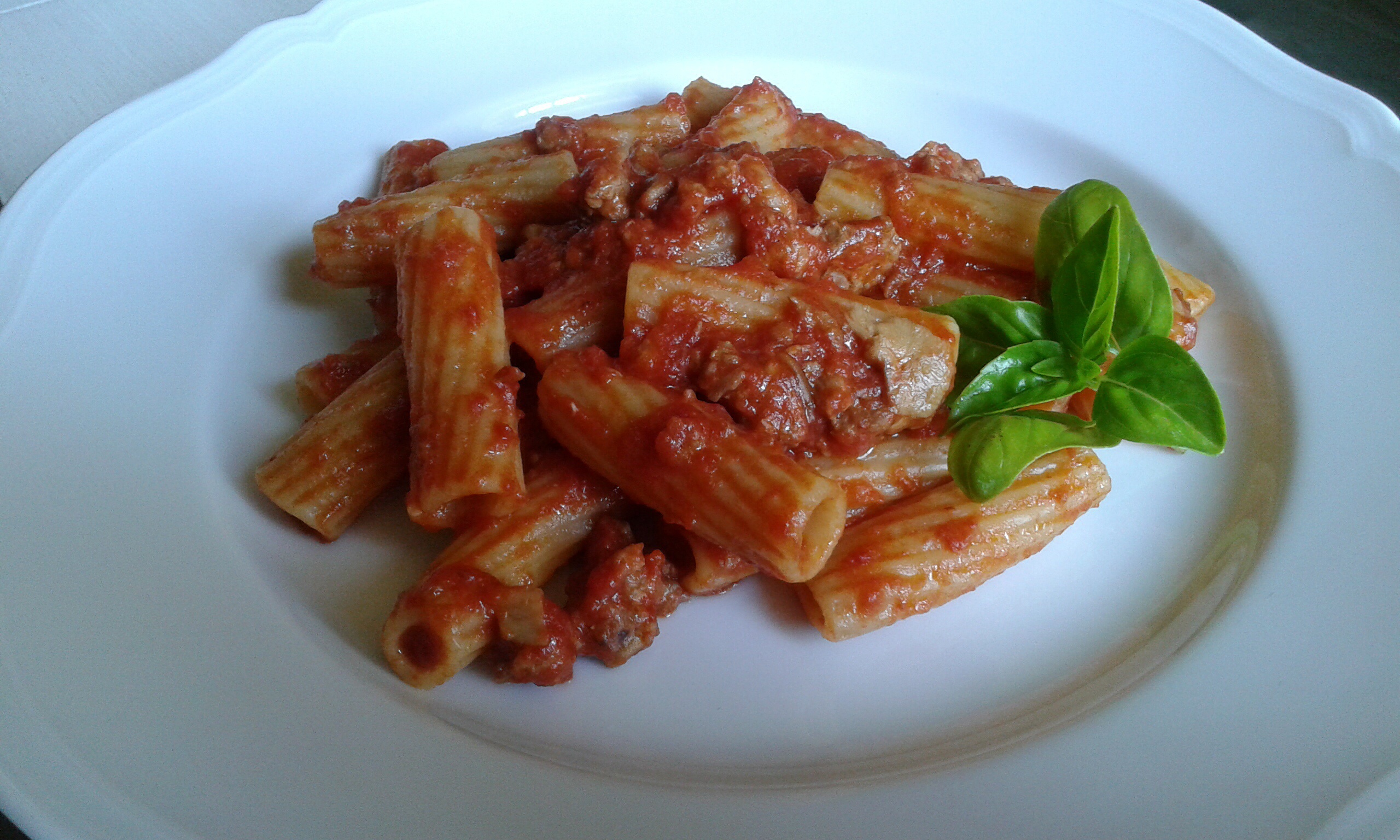 Tortiglioni con ragù di salsiccia e funghi