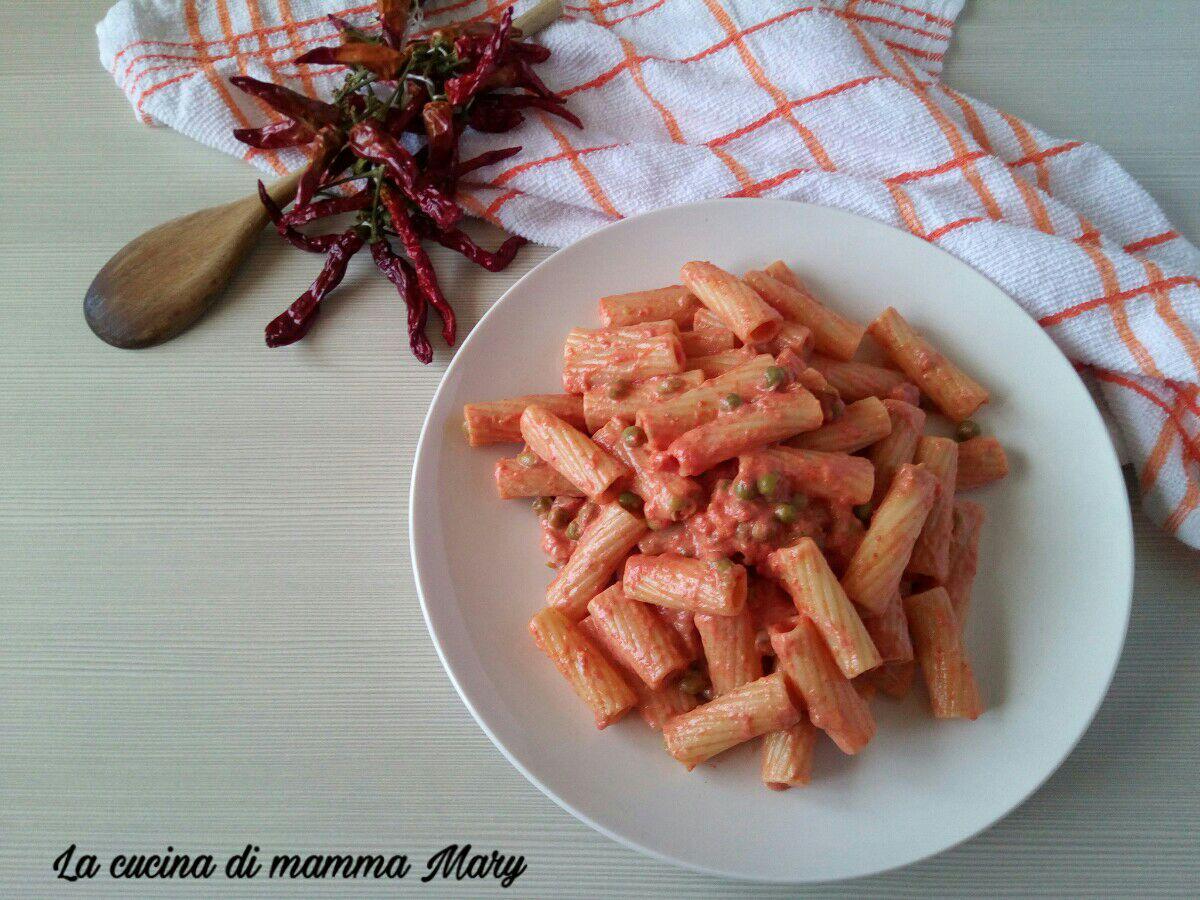 Tortiglioni con sugo di piselli pancetta e panna