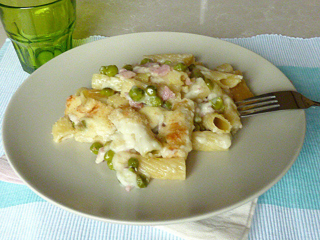 Tortiglioni gratinati con prosciutto e piselli