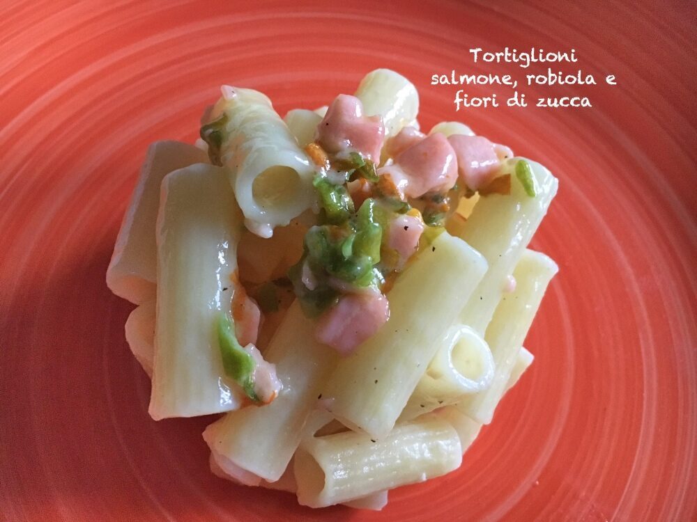 Tortiglioni salmone, robiola e fiori di zucca