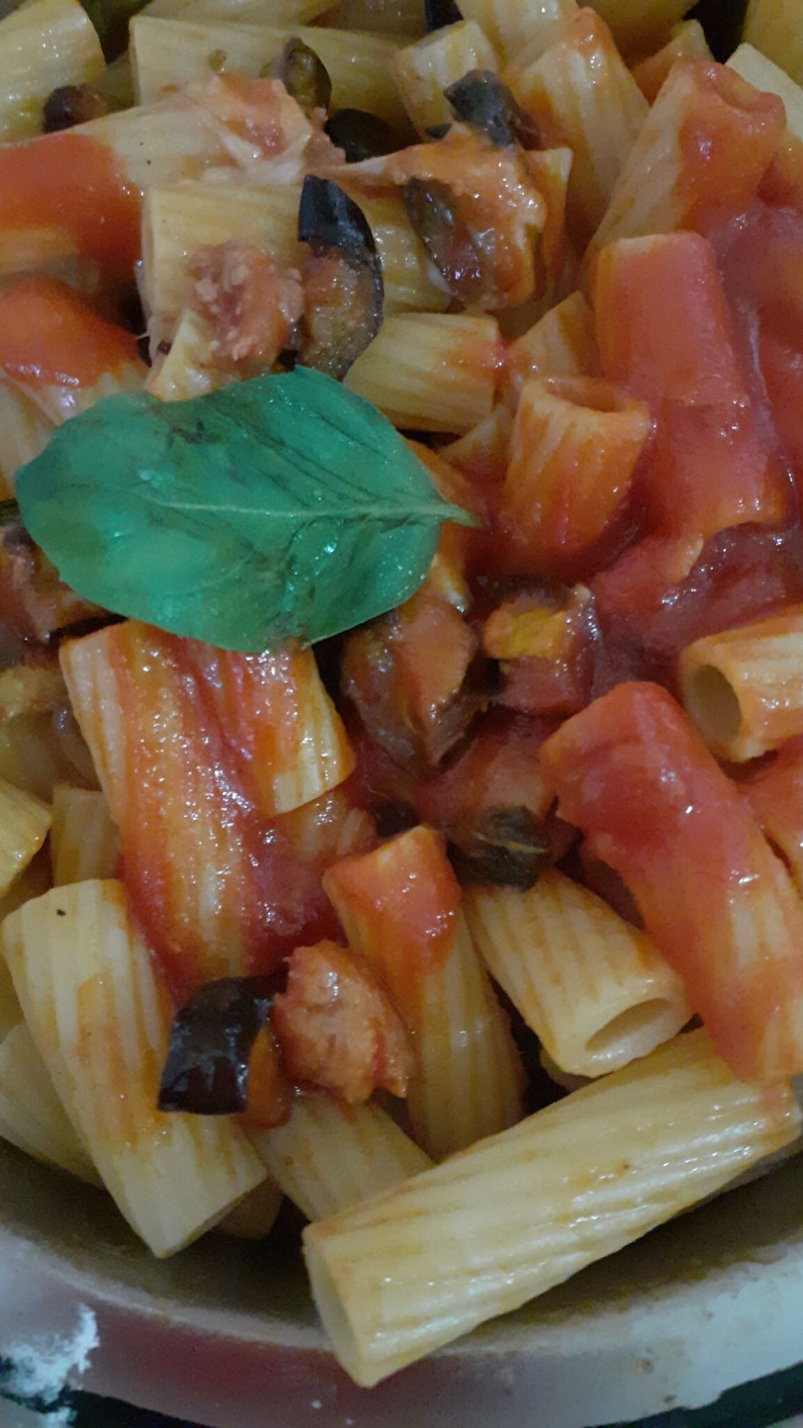 Tortiglioni salsicce  e melanzane filanti