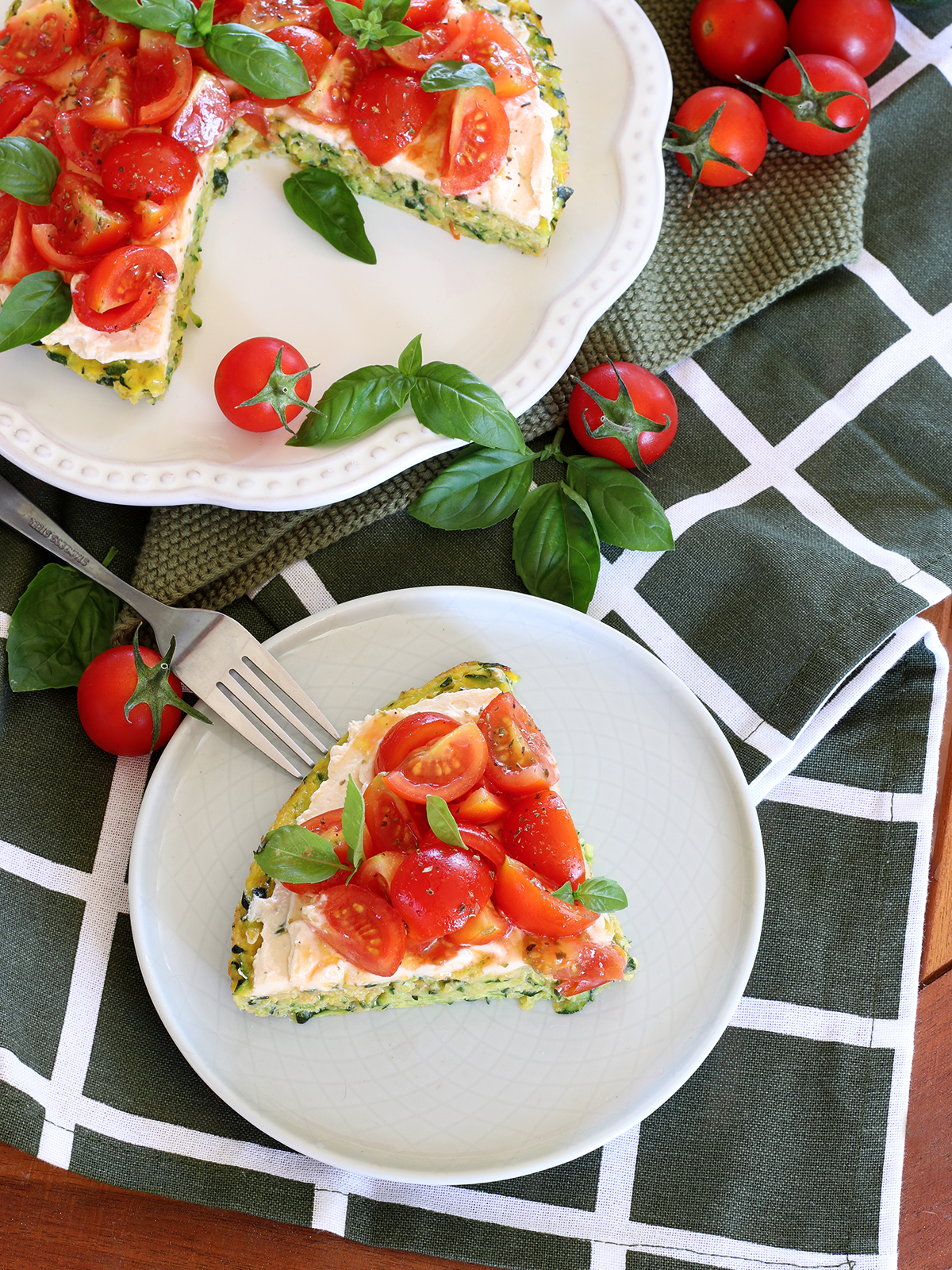 Tortilla di zucchine che si sente una cheesecake, con pomodorini e basilico