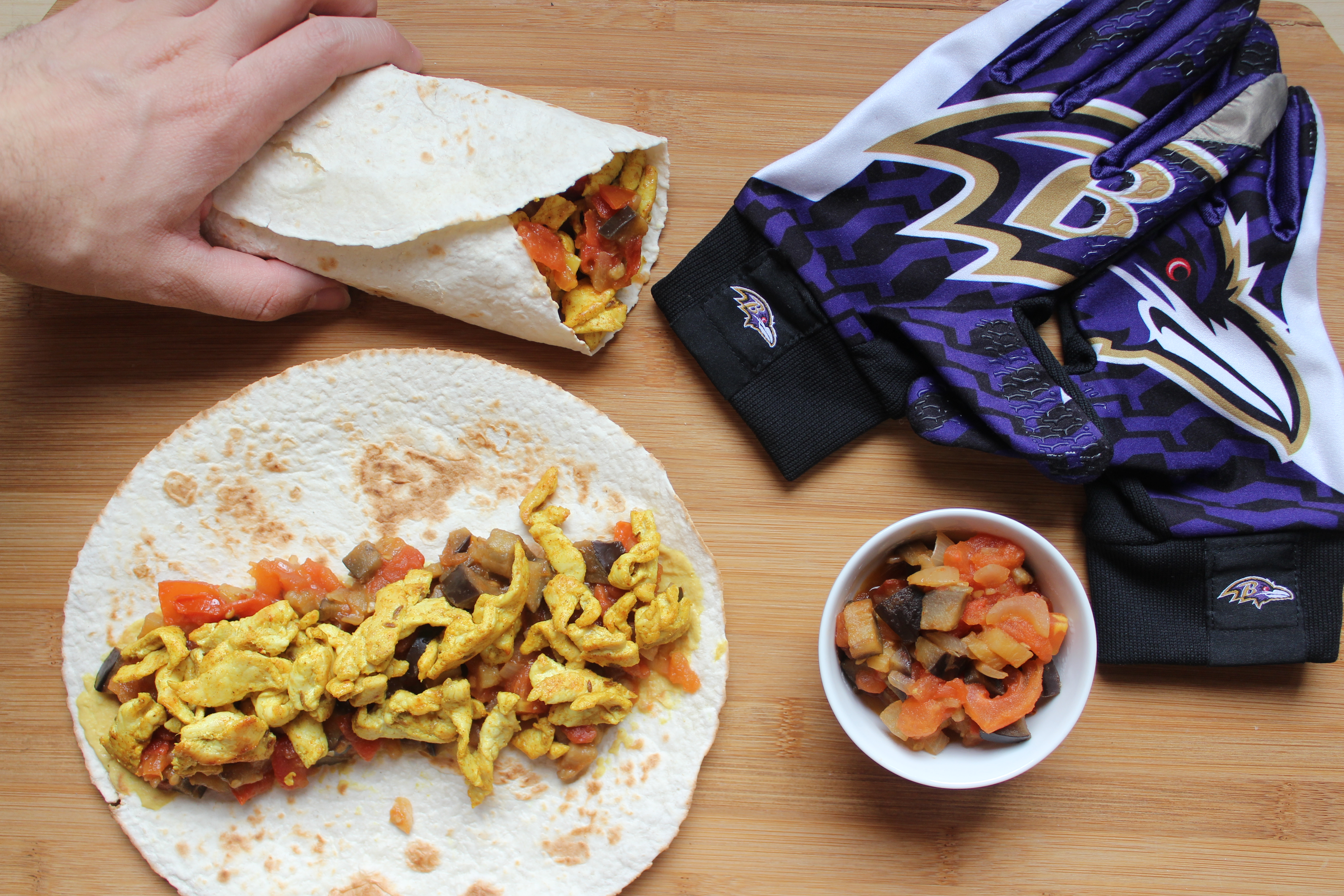 Tortillas con pollo e chutney di verdure