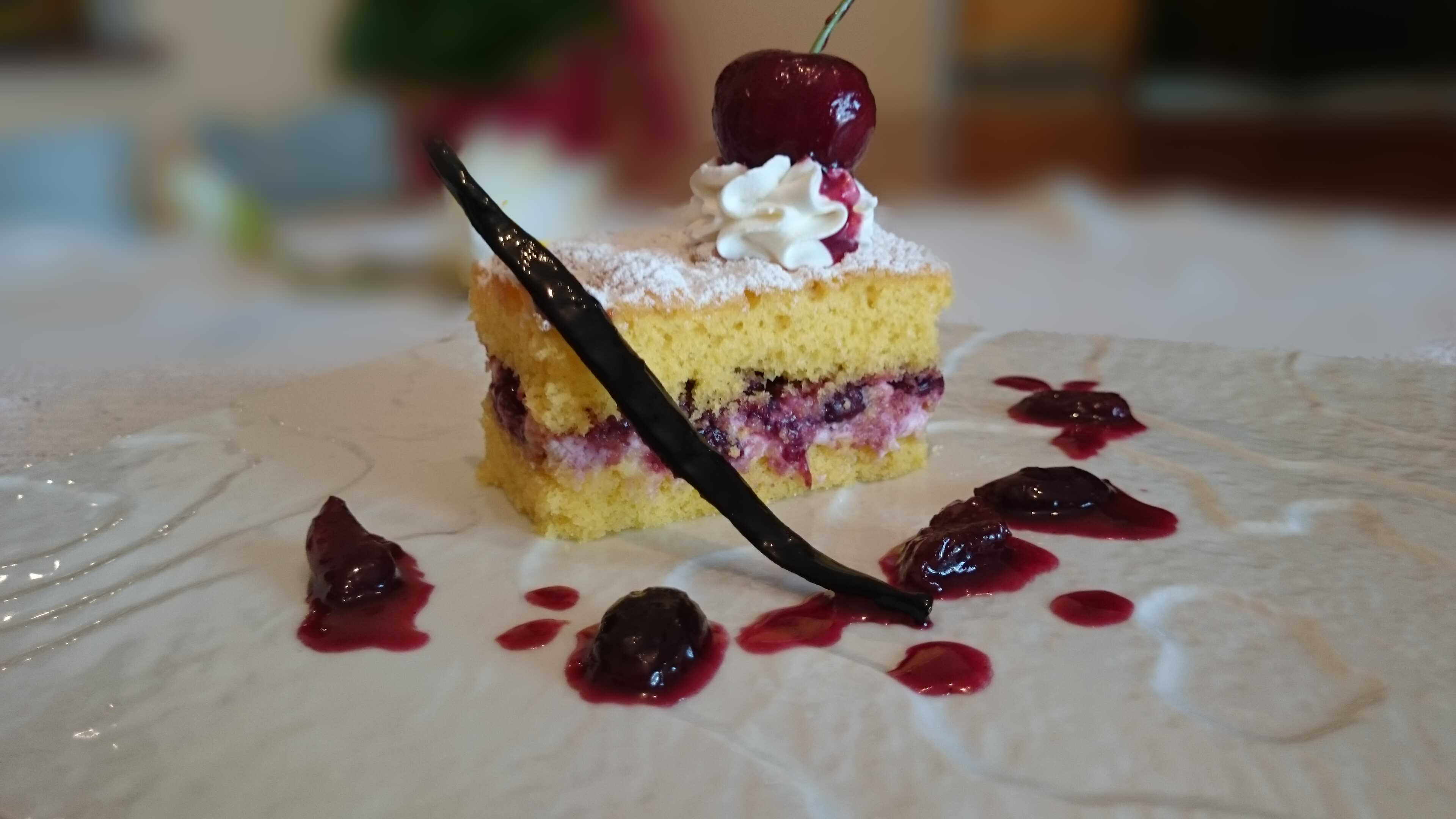 Tortina paradiso con salsa alle ciliegie e vaniglia