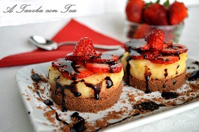Tortine al cioccolato con crema e fragole (senza cottura in forno)