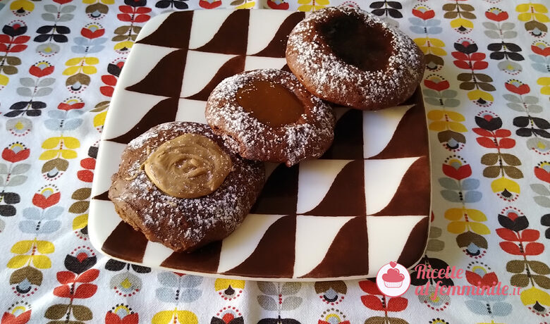 Tortine al cioccolato con marmellata e creme
