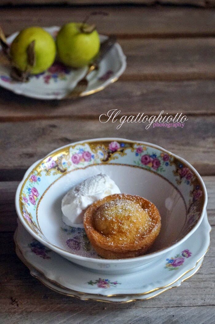 Tortine calde di mele e latte di mandorle