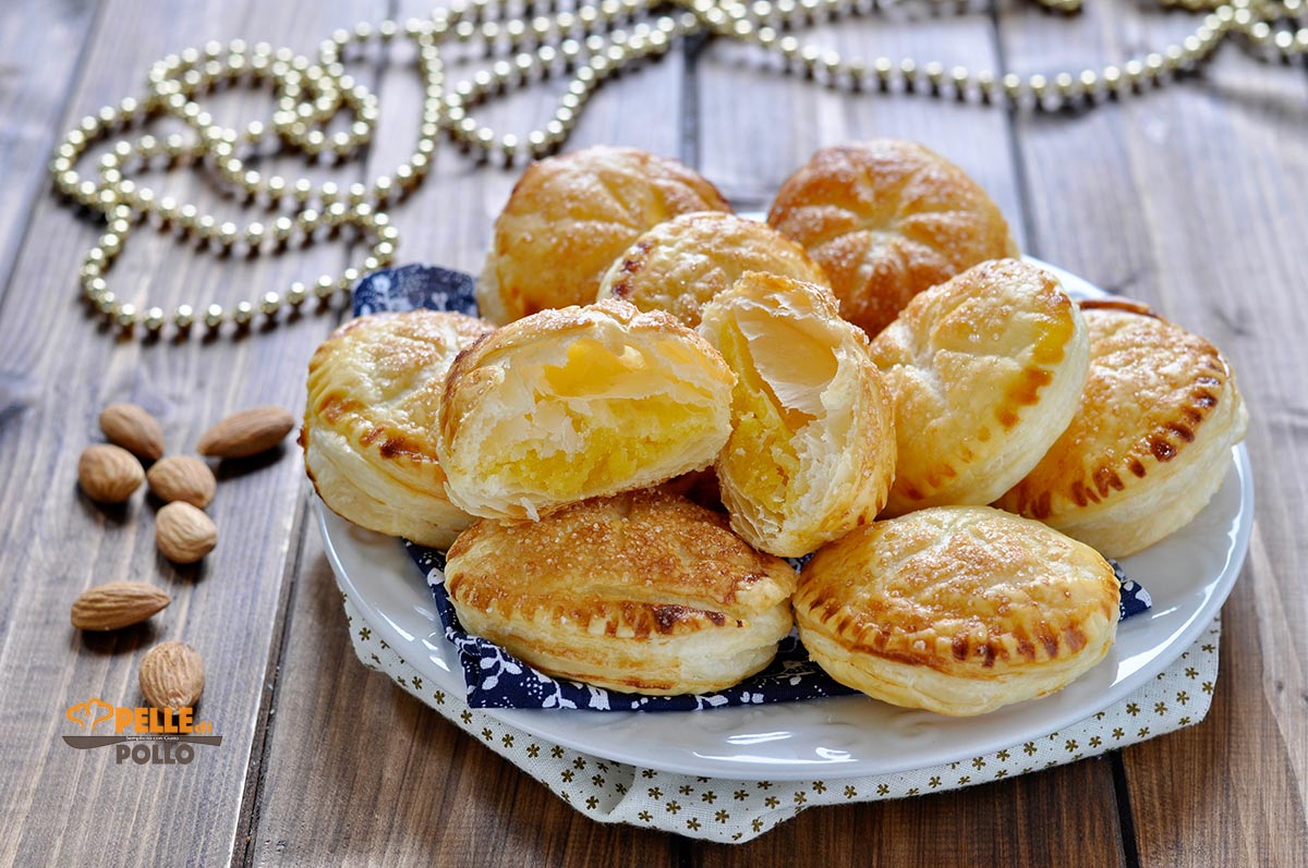 Tortine di pasta sfoglia con crema alle mandorle