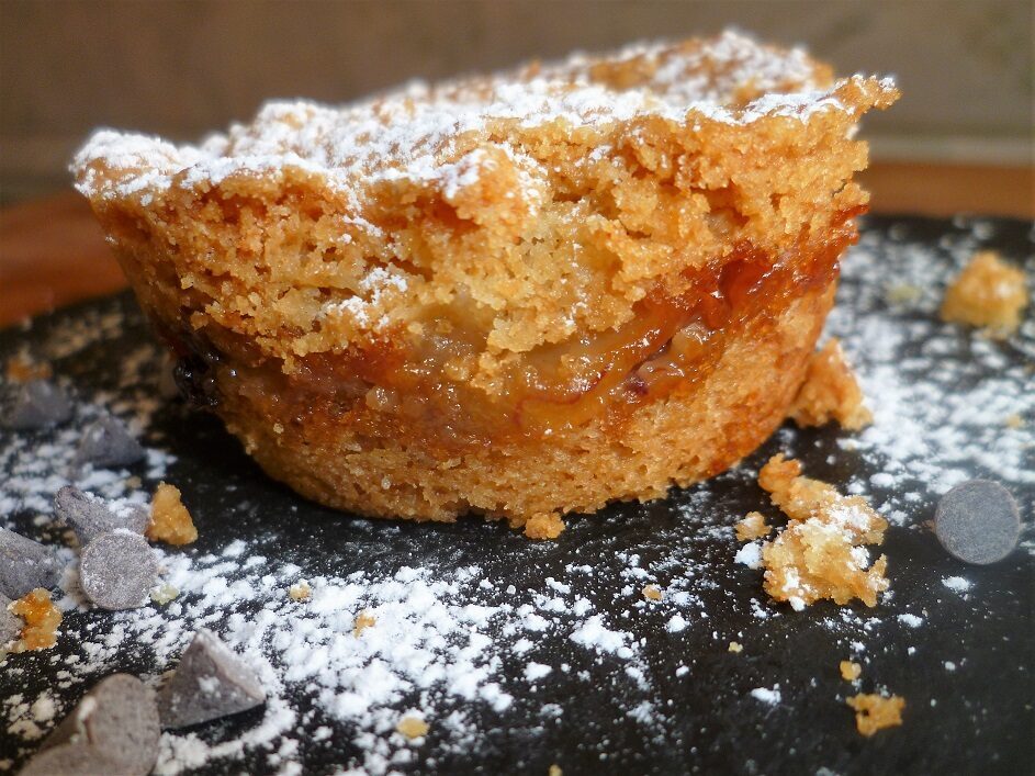 Tortine di pere e banane con mandorle e gocce di cioccolato