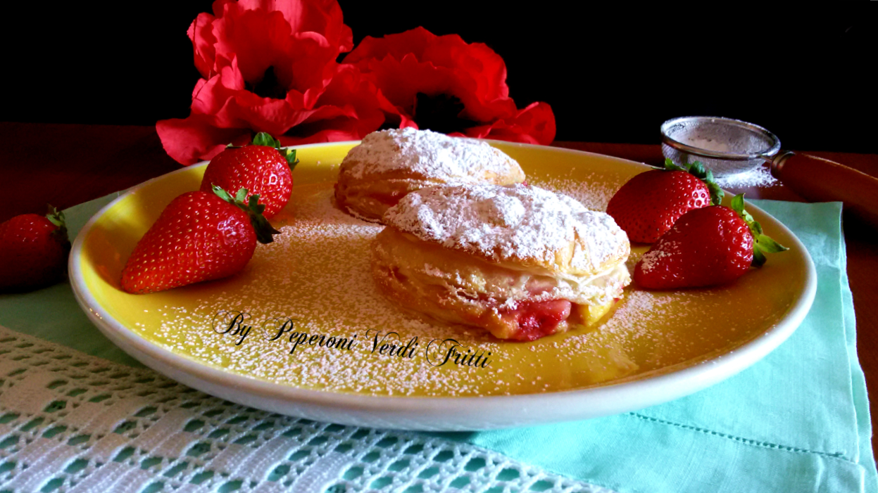 Tortine di sfoglia con crema pasticcera e fragole