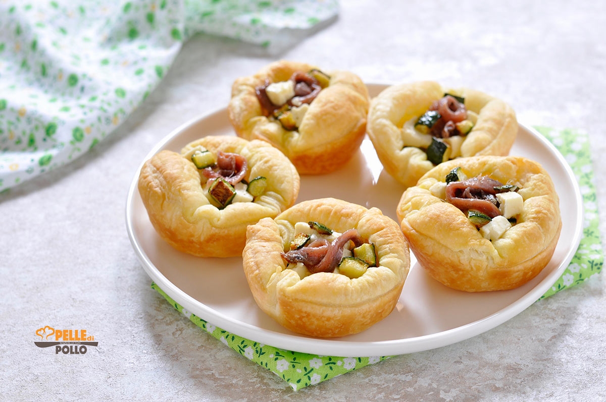 Tortine di sfoglia con zucchine, alici e feta