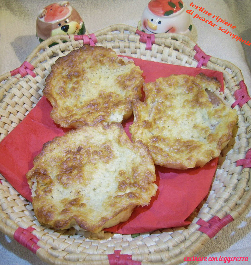 Tortine ripiene di pesche sciroppate
