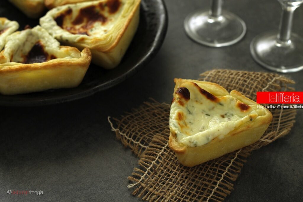 Tortine salate al formaggio fresco e rosmarino