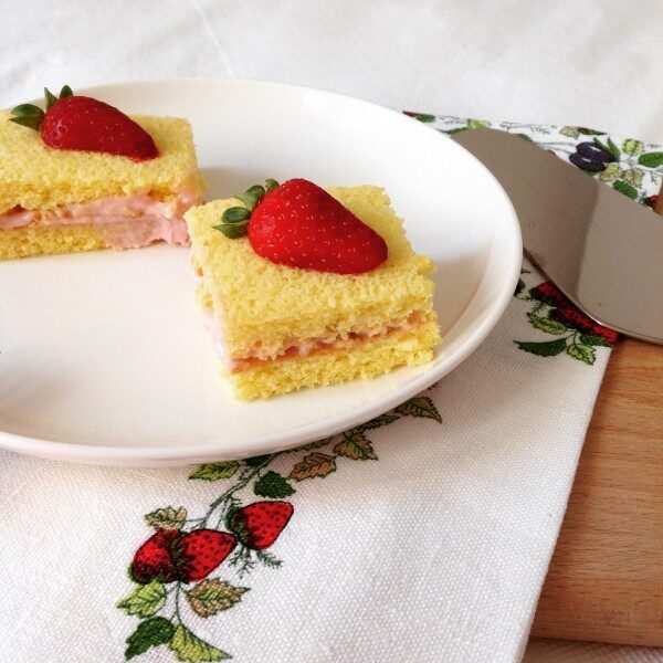 Tortine soffici al cocco e crema di fragole