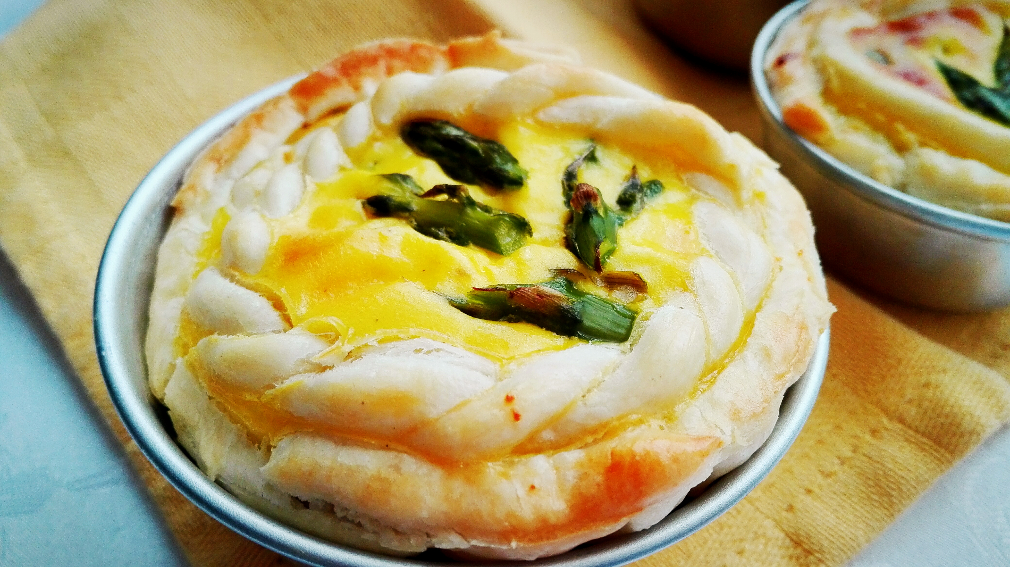 Tortine soffici alla crema di ricotta e zafferano con asparagi
