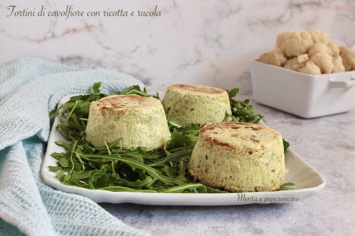 Tortini di cavolfiore con ricotta e rucola