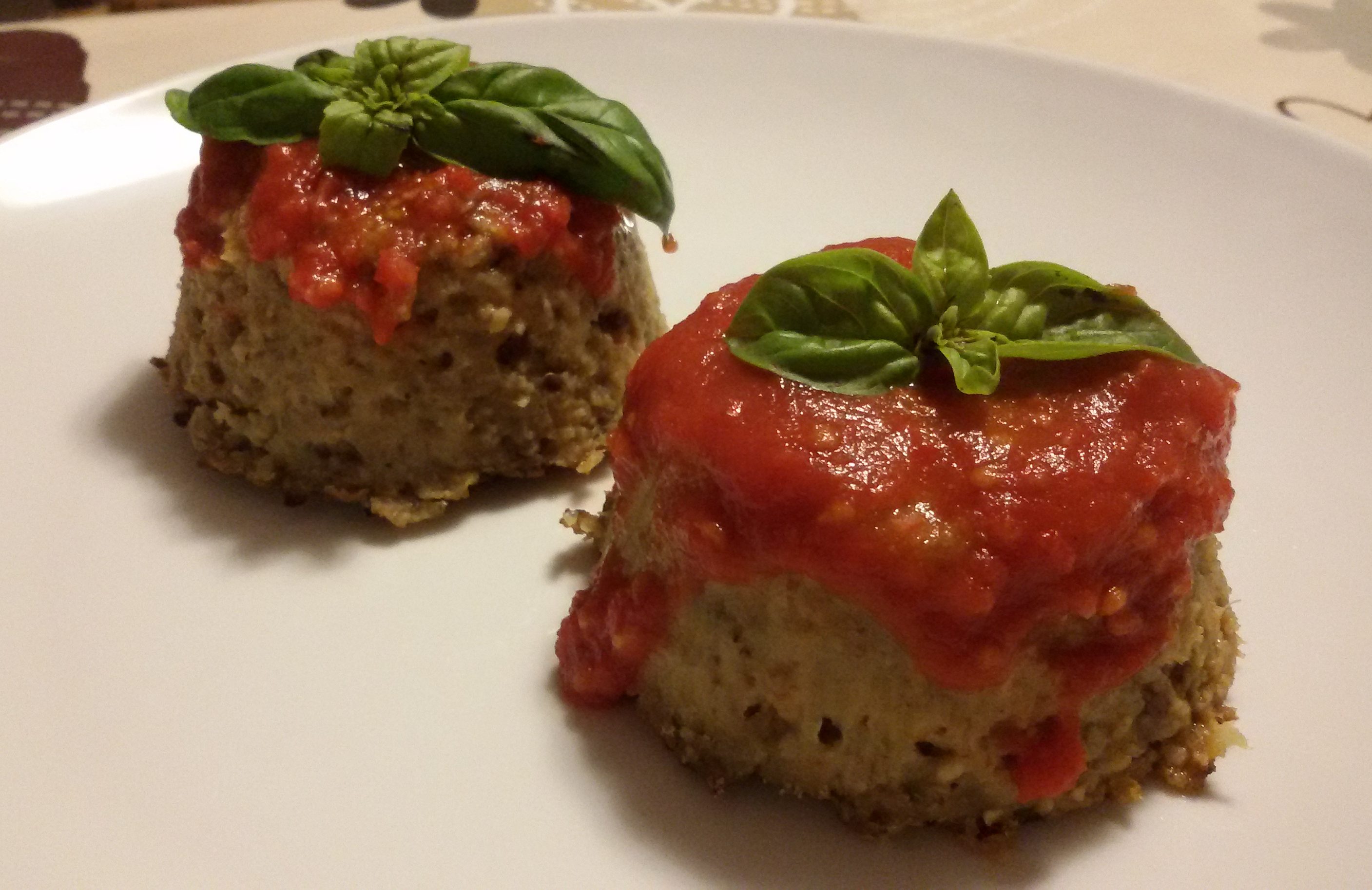 Tortini di melanzane con salsa di pomodoro