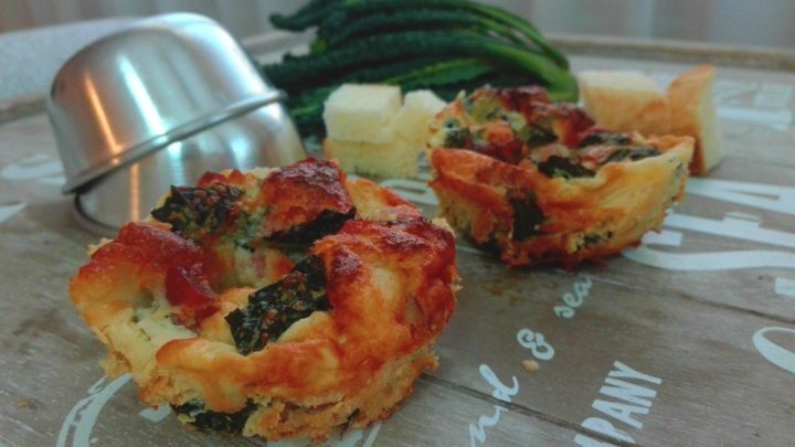 Tortini di pane, cavolo nero e speck