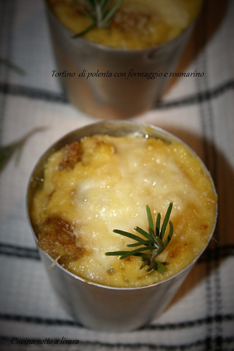Tortini  di polenta con formaggio e rosmarino