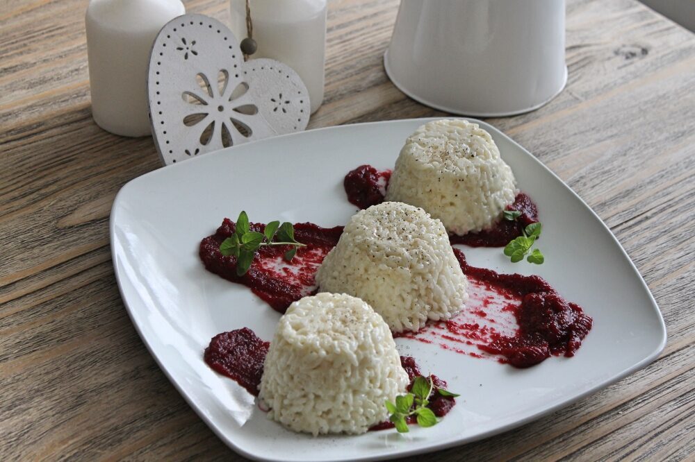 Tortini di riso al gorgonzola su crema di rape rosse