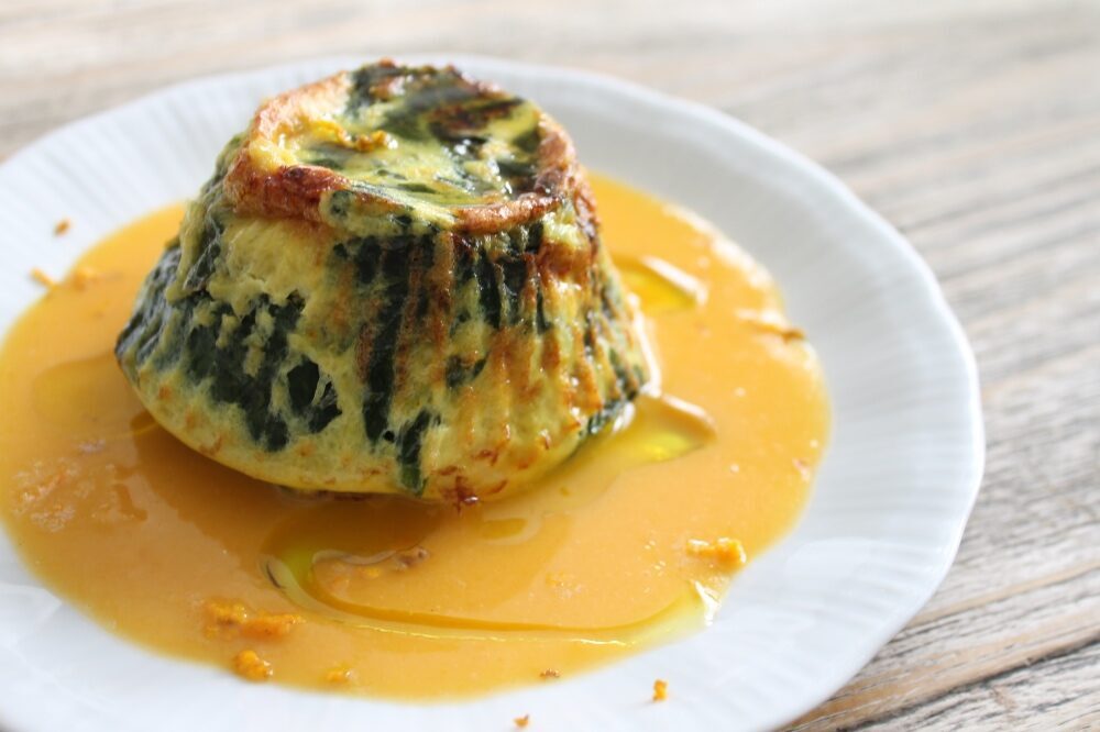 Tortini di spinaci dal cuore fondente su crema di carote