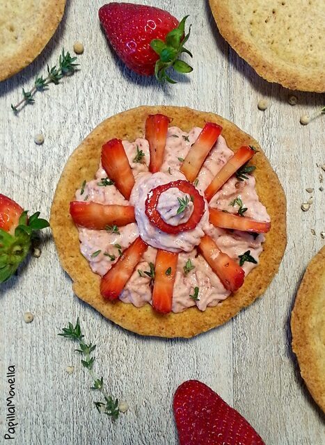 Tortini salati con crema di bresaola e fragole