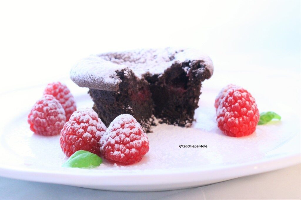 Tortino al cioccolato fondente con cuore al lampone