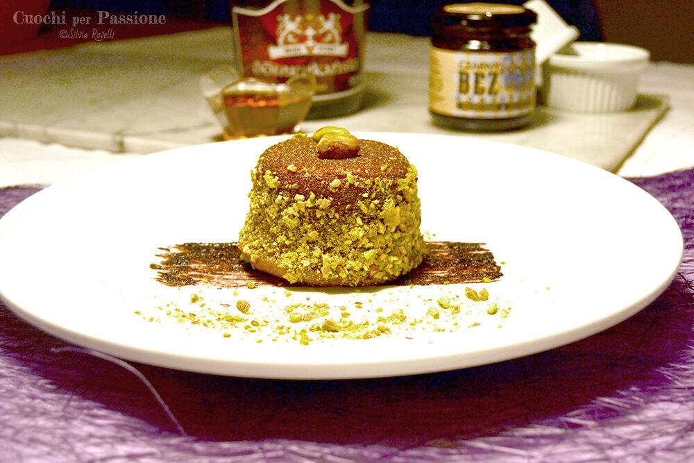 Tortino alla cannella e idromele con miele, pistacchi e marmellata di sambuco