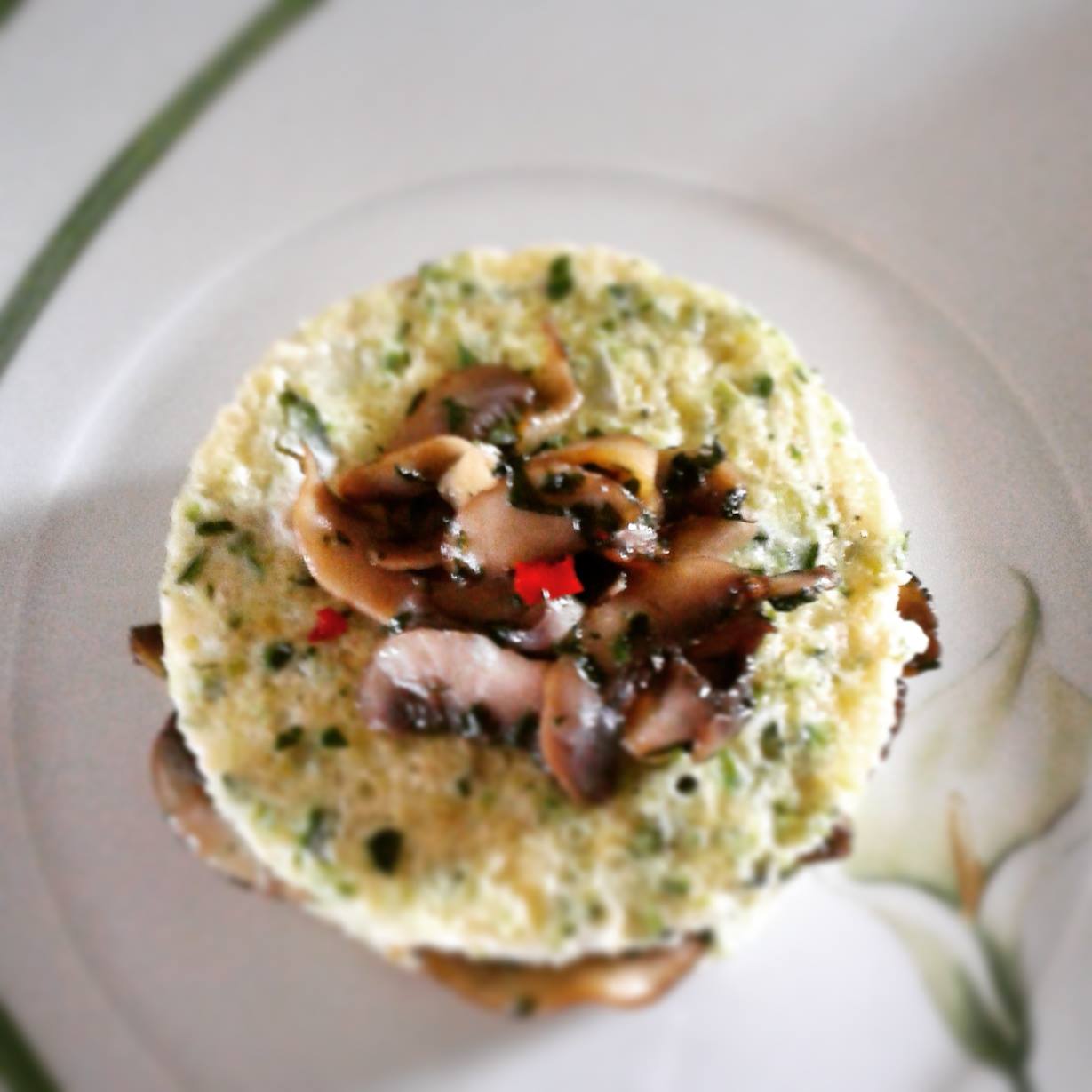 Tortino alle erbette aromatiche e funghi trifolati