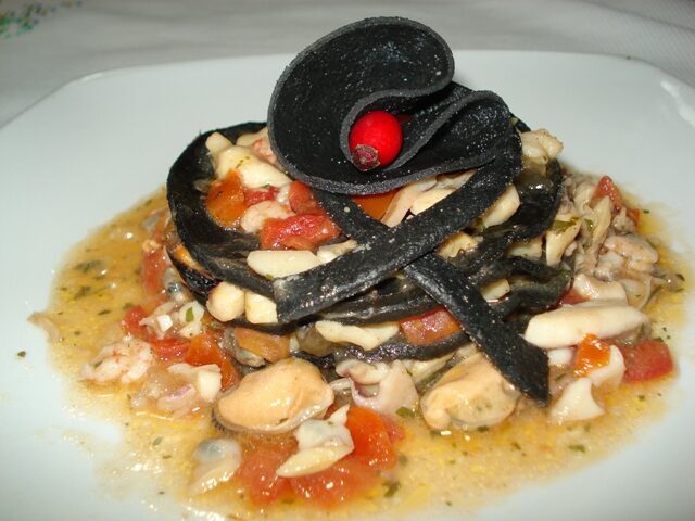 Tortino di lasagne nere misto mare (per 2)