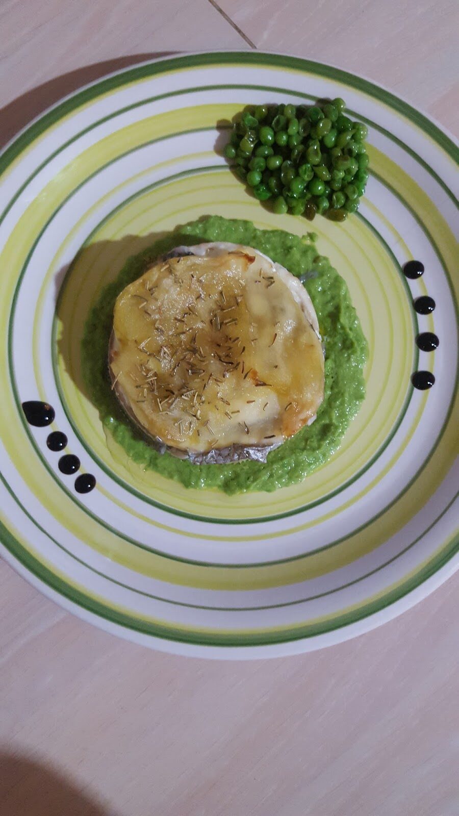 Tortino di orata in crosta di patate su vellutata di piselli